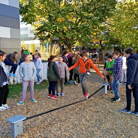 Die neue Slackline auf dem Pausenhof des Schulverbunds