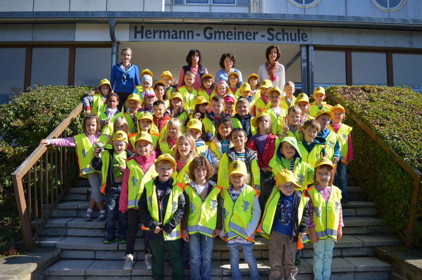 Die Schulanfänger ausgestattet mit den Schildmützen der Deutschen Verkehrswacht und den Sicherheitswesten der ADAC Stiftung „Gelber Engel“