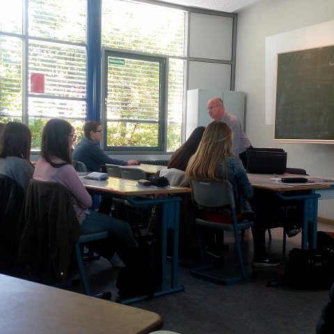 Dr. Jörg Sieger, Koordinator für ehrenamtliche Flüchtlingsarbeit beim Caritasverband der Diözese Freiburg, zu Besuch in Ubstadt