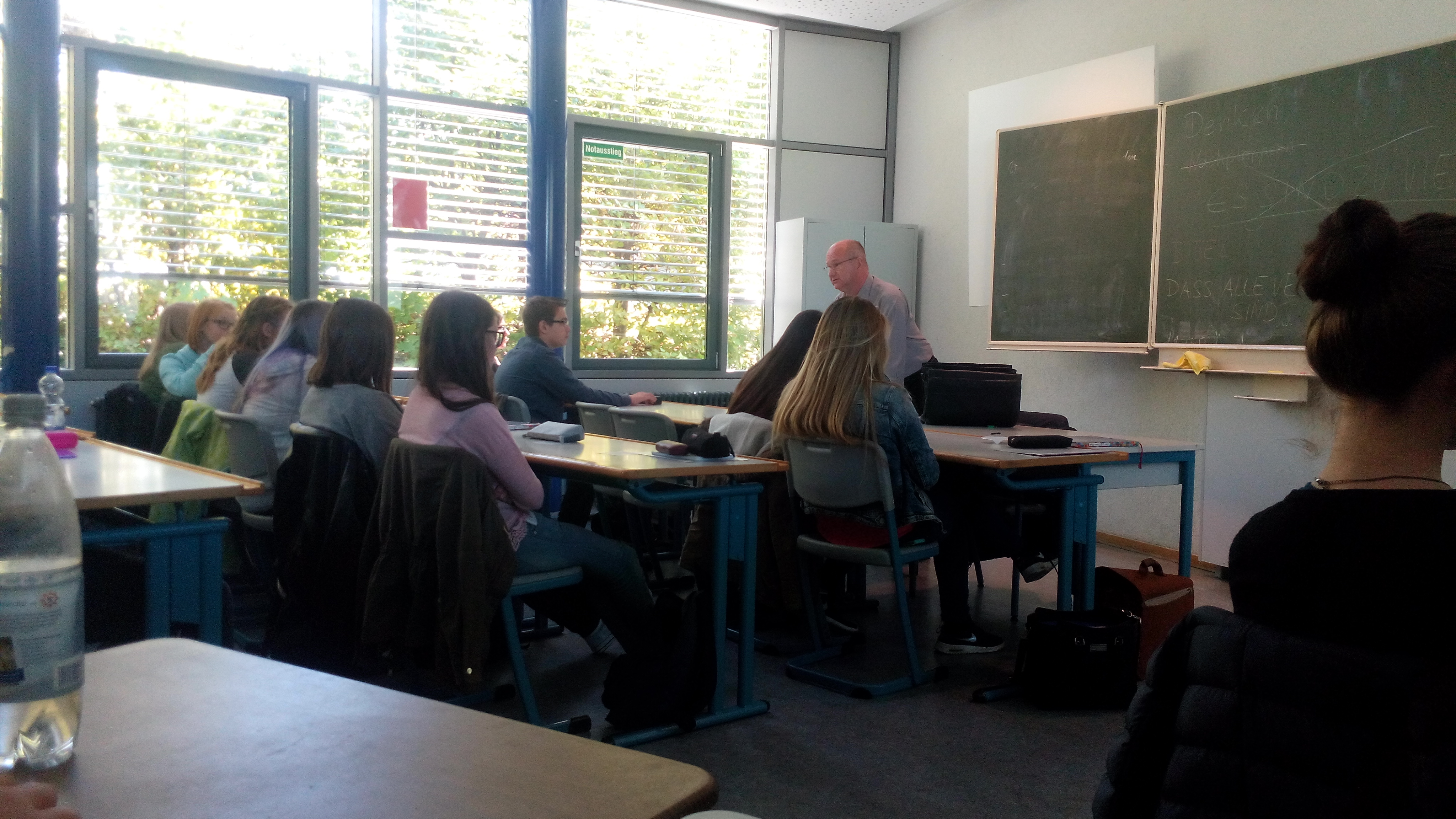 Dr. Jörg Sieger, Koordinator für ehrenamtliche Flüchtlingsarbeit beim Caritasverband der Diözese Freiburg, zu Besuch in Ubstadt