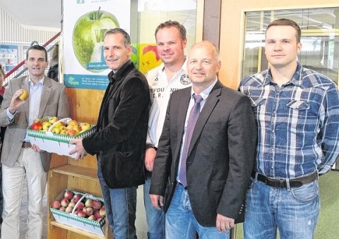 OBSTSPENDE: Schulleiter Jörg Weber, Mathias Holzwarth, Andreas Schlicht, Marcus Beyerle und Christian Schlicht