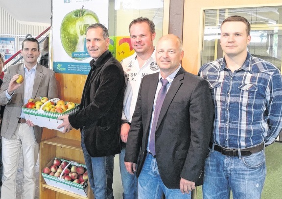 OBSTSPENDE: Schulleiter Jörg Weber, Mathias Holzwarth, Andreas Schlicht, Marcus Beyerle  und Christian Schlicht