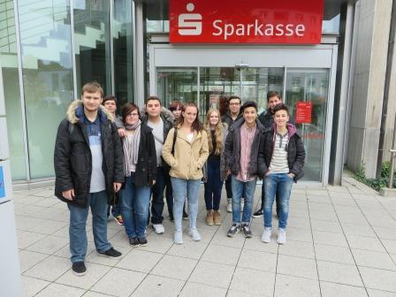 Schüler der Werkrealschule beim Workshop der Sparkasse Bruchsal