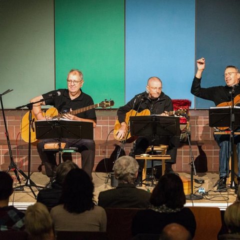 Die Mundartgruppe „badisch talking“ in der Aula des Schulverbundes