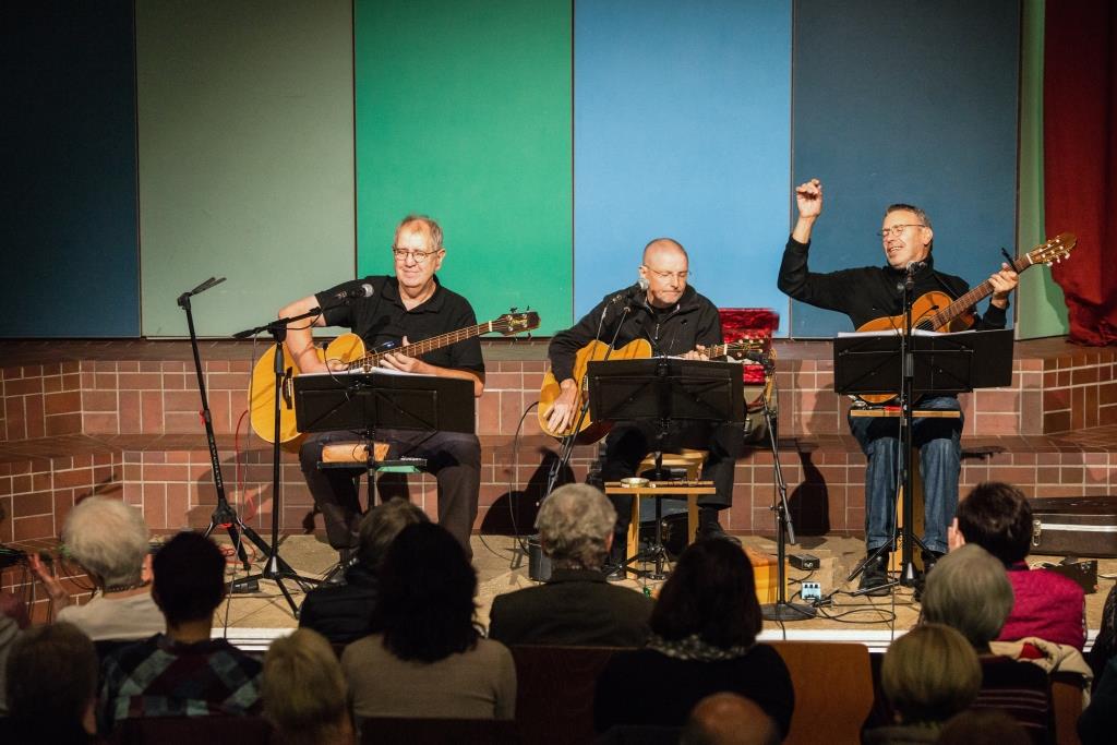 Die Mundartgruppe „badisch talking“ in der Aula des Schulverbundes