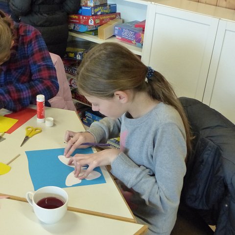 Schüler der Klassen 5 und 6 beim Osterkaffee