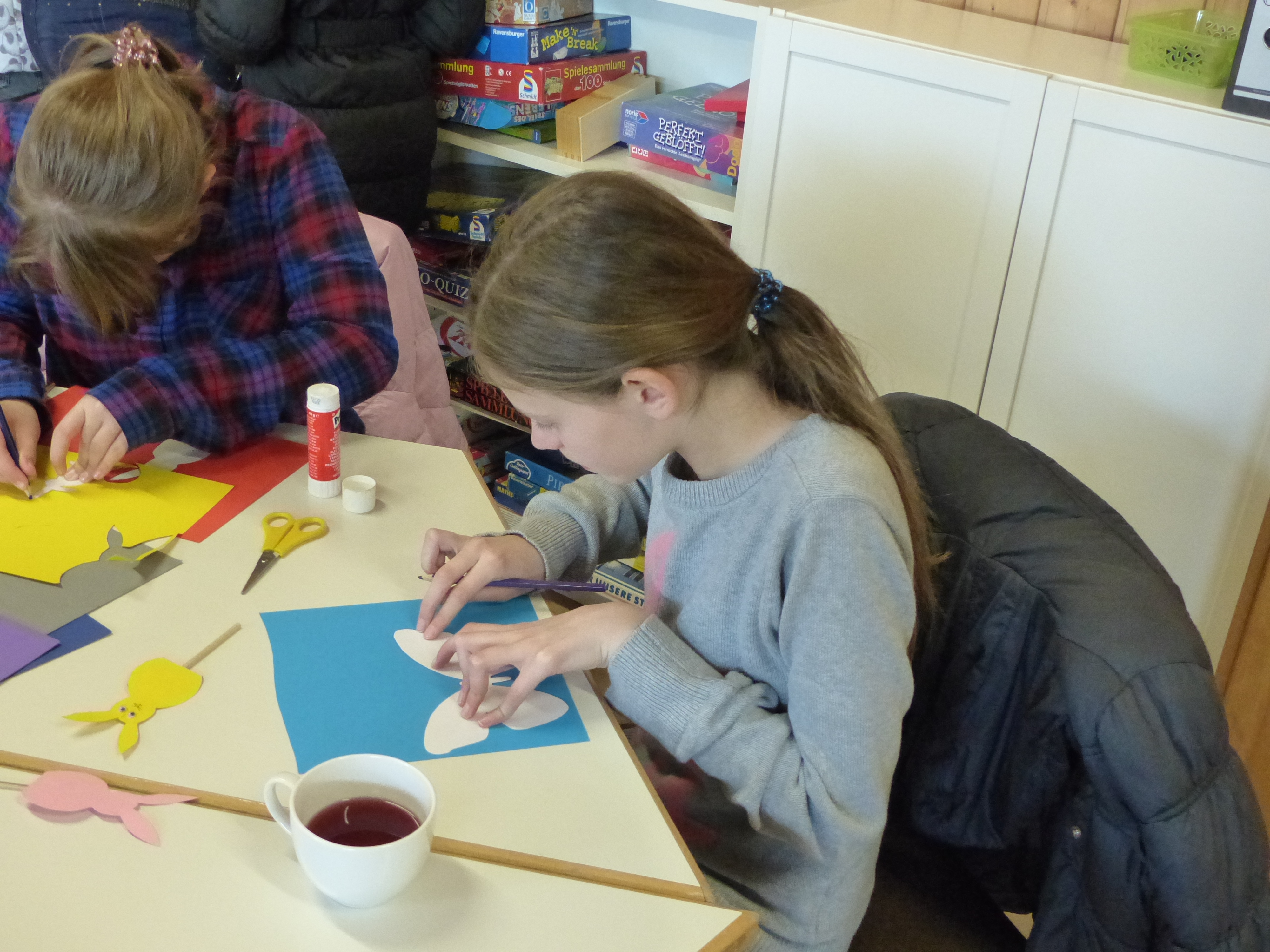 Schüler der Klassen 5 und 6 beim Osterkaffee
