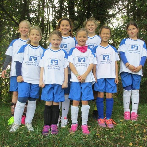 Schüler und Schülerinnen der vierten Klassen beim Fußballturnier in Zeutern
