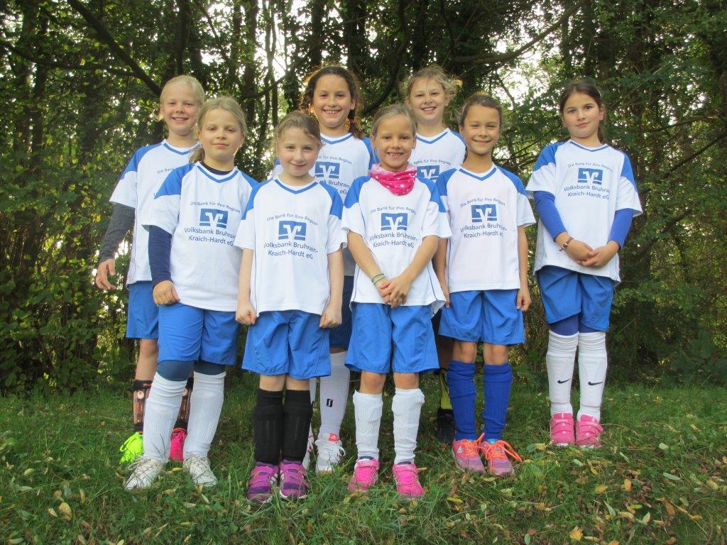 Schüler und Schülerinnen der vierten Klassen beim Fußballturnier in Zeutern