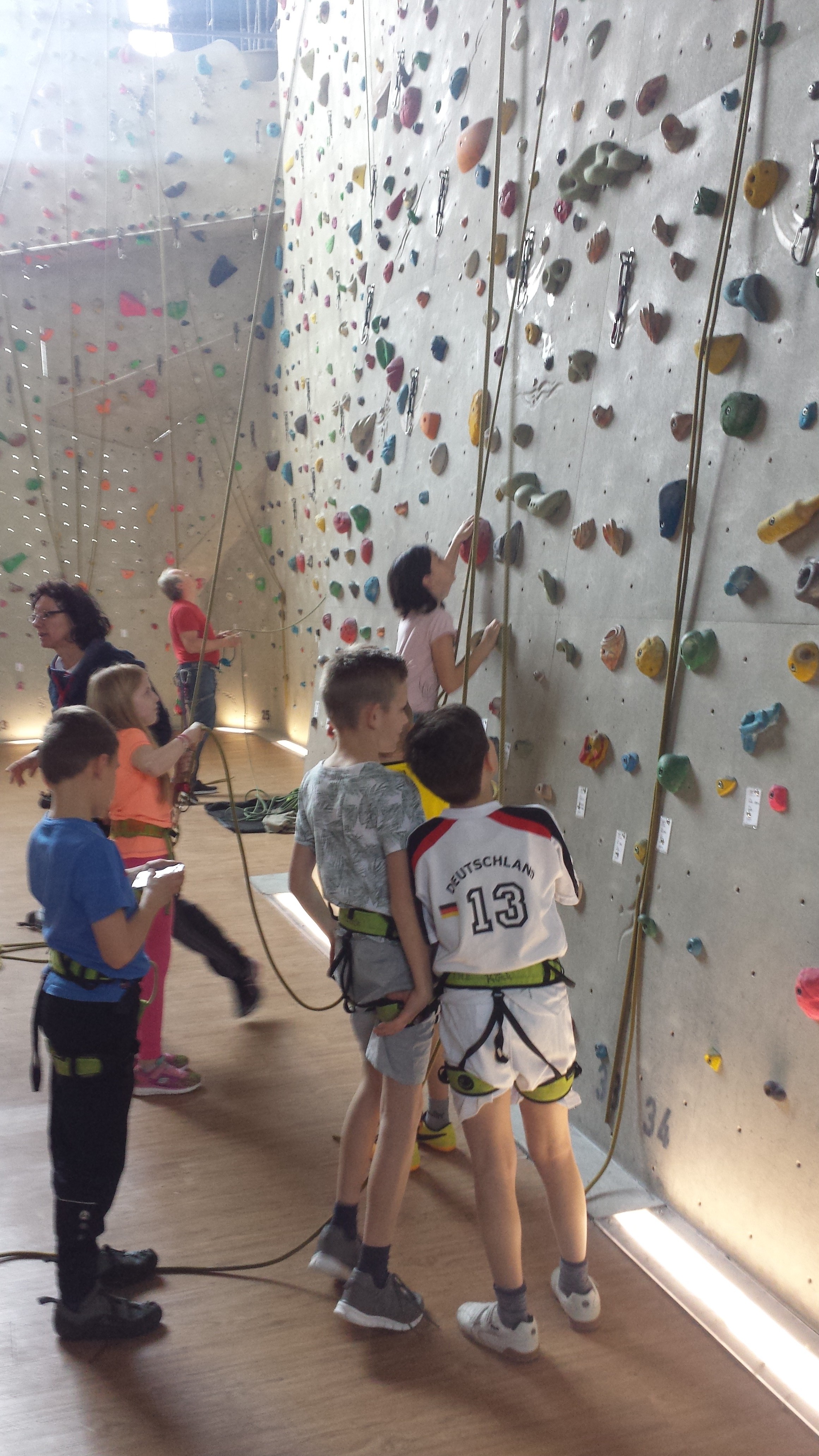 Klasse 5c in der Kletterhalle in Karlsruhe
