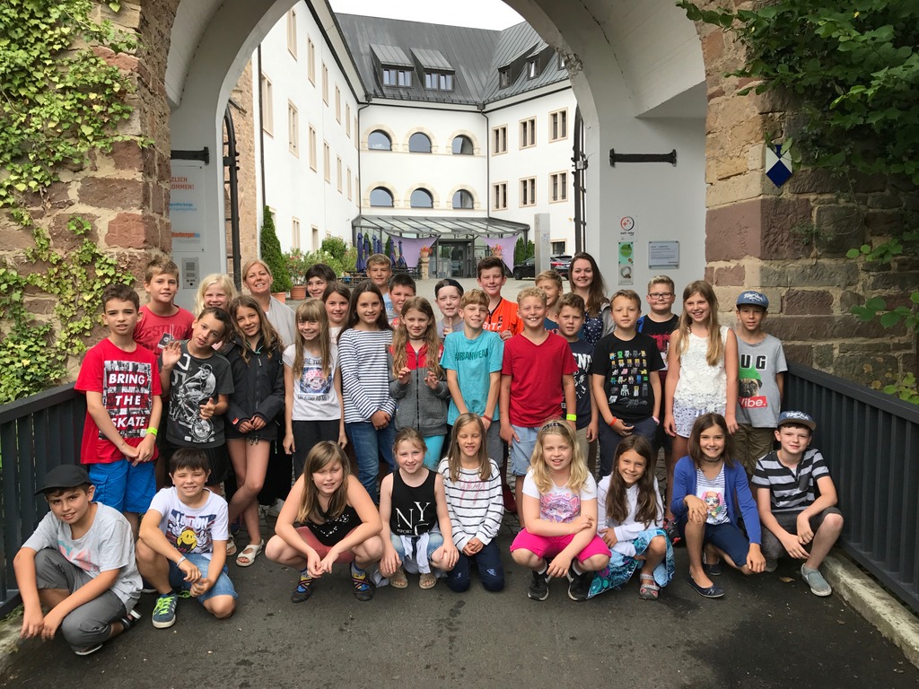 Klassen 4a und 4b auf der Burg Altleiningen