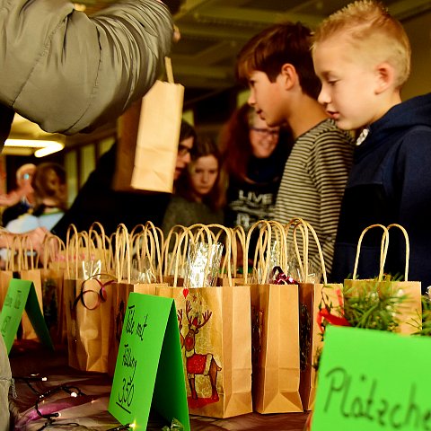Schüler beim “Adventsshopping”