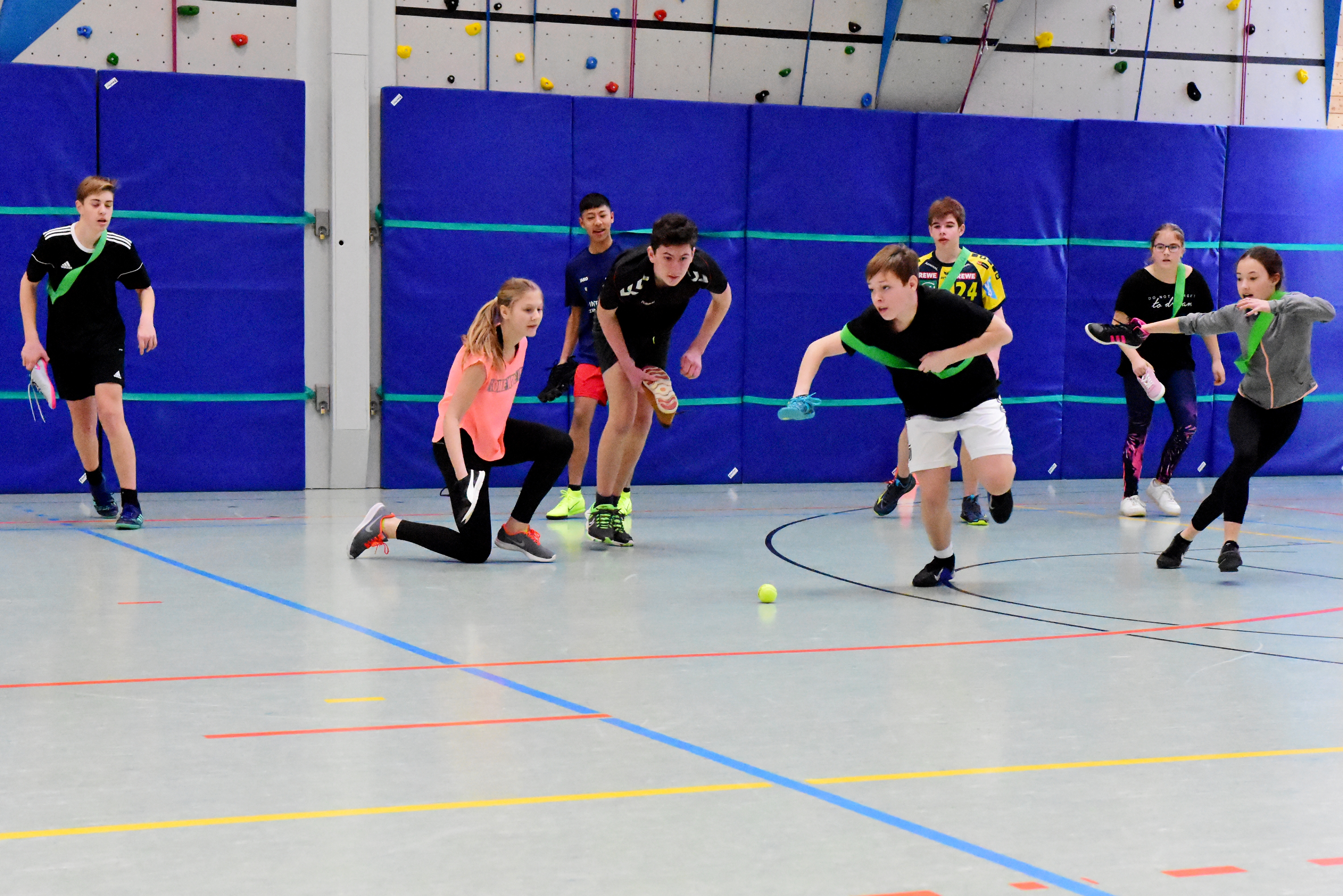 Motivierte Schüler beim “Schlappenhockey”