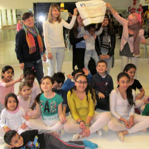 Glückliche Kinder bei der Scheckübergabe