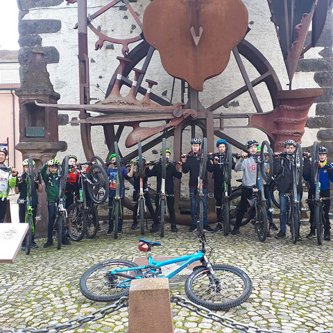 Gruppenbild bei der Ausfahrt zur Kirche