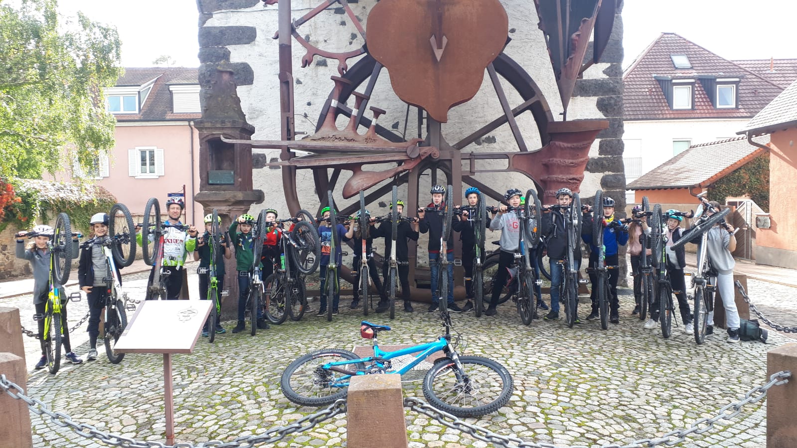 Gruppenbild bei der Ausfahrt zur Kirche