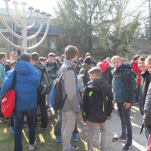 7. Klassen besuchen Synagoge