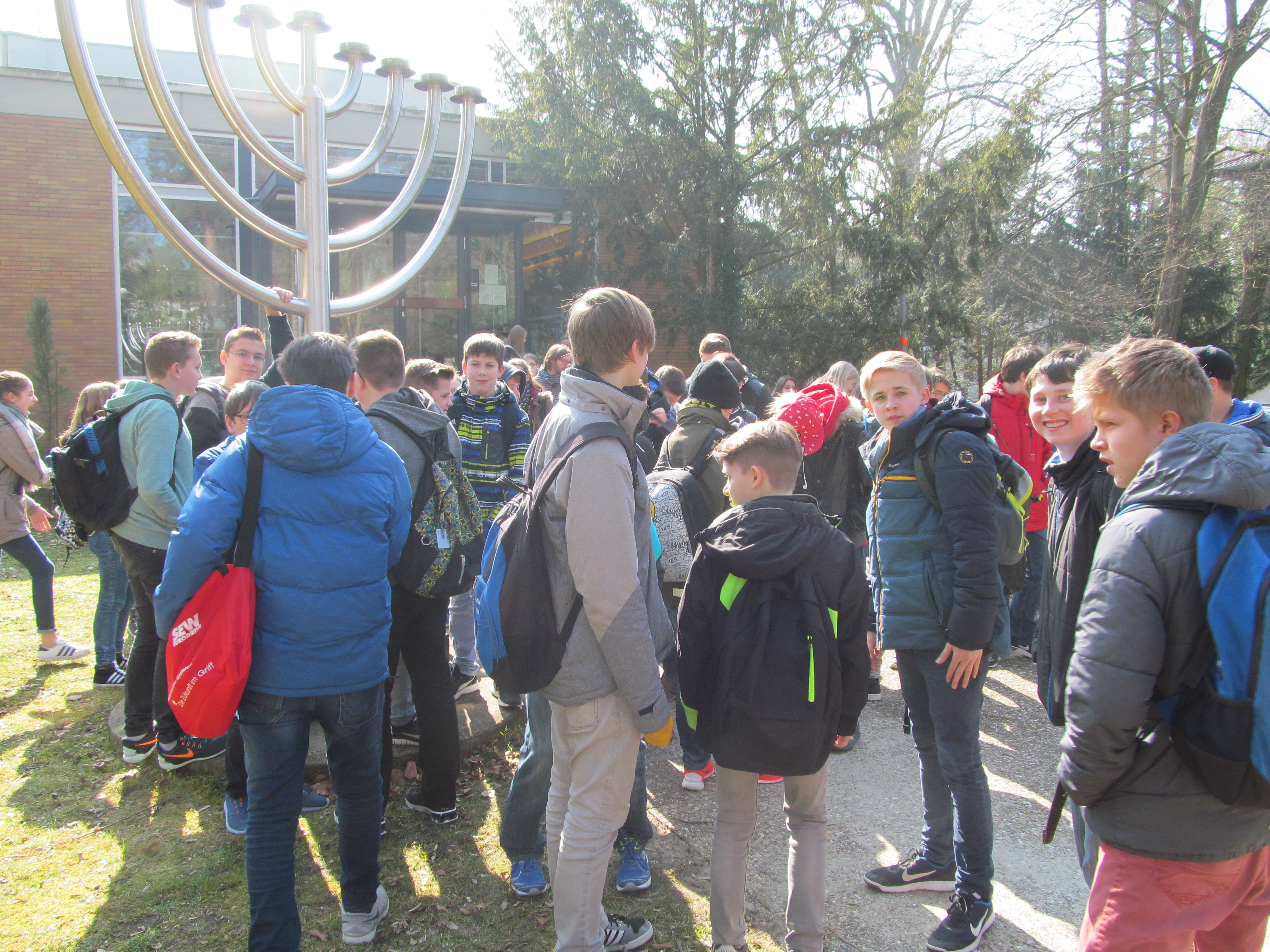 7. Klassen besuchen Synagoge