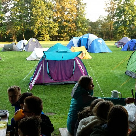 Die Kinder beim Frühstücken