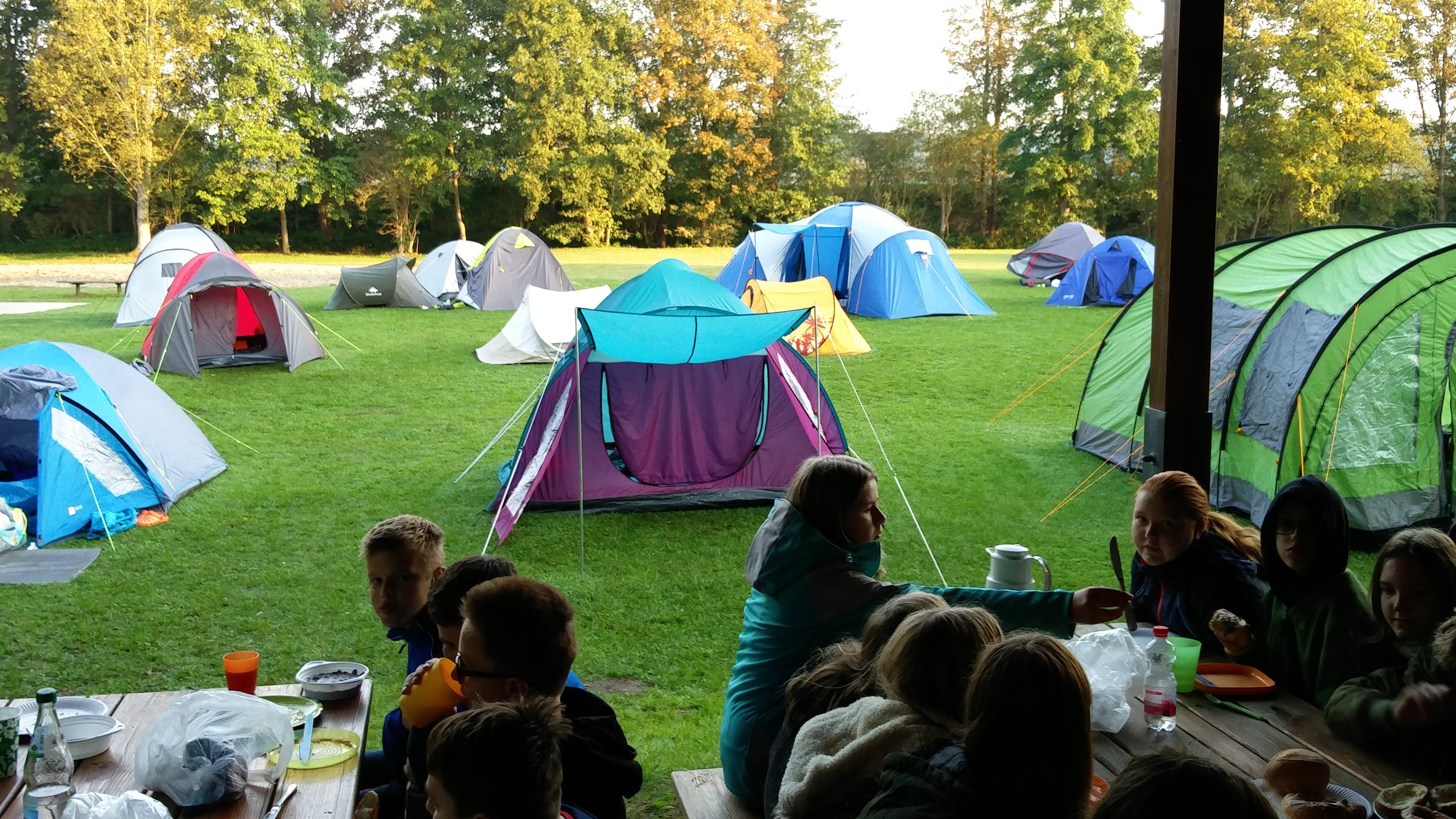 Die Kinder beim Frühstücken