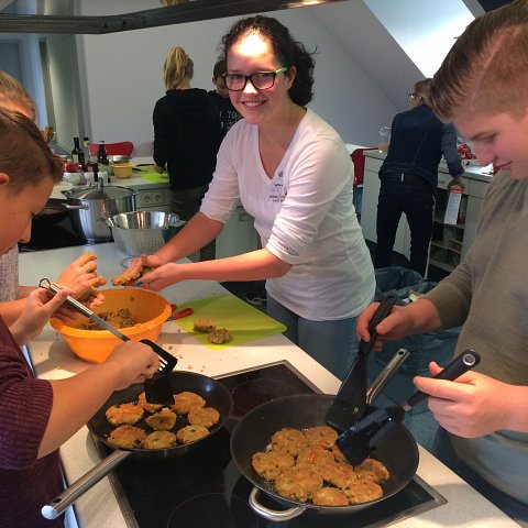 Schüler beim Kochen