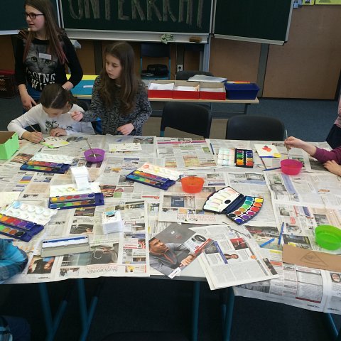 Neugierige Schüler beim Probieren