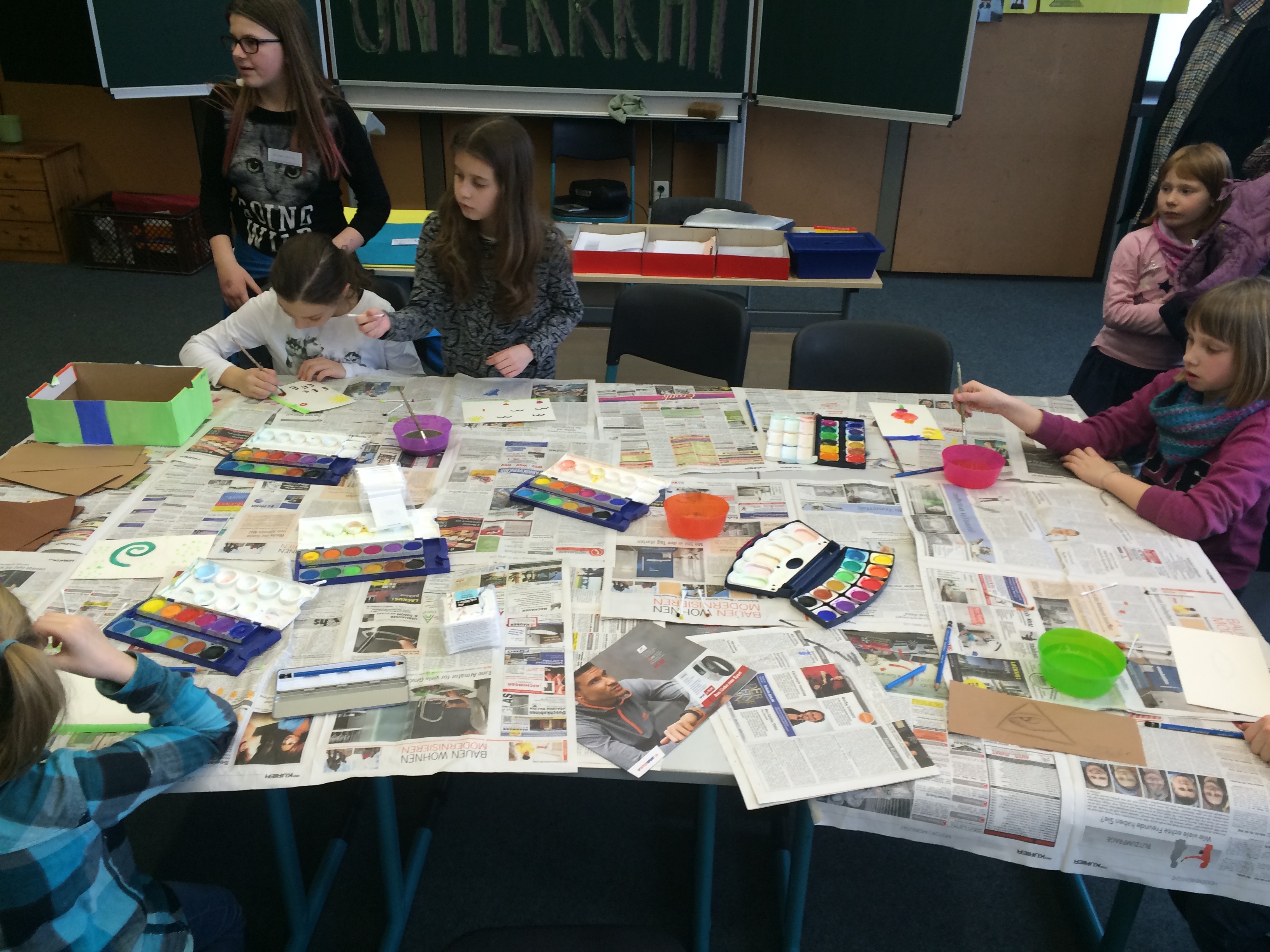 Neugierige Schüler beim Probieren