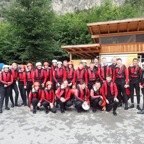 Die Klasse 8b beim Canyoning