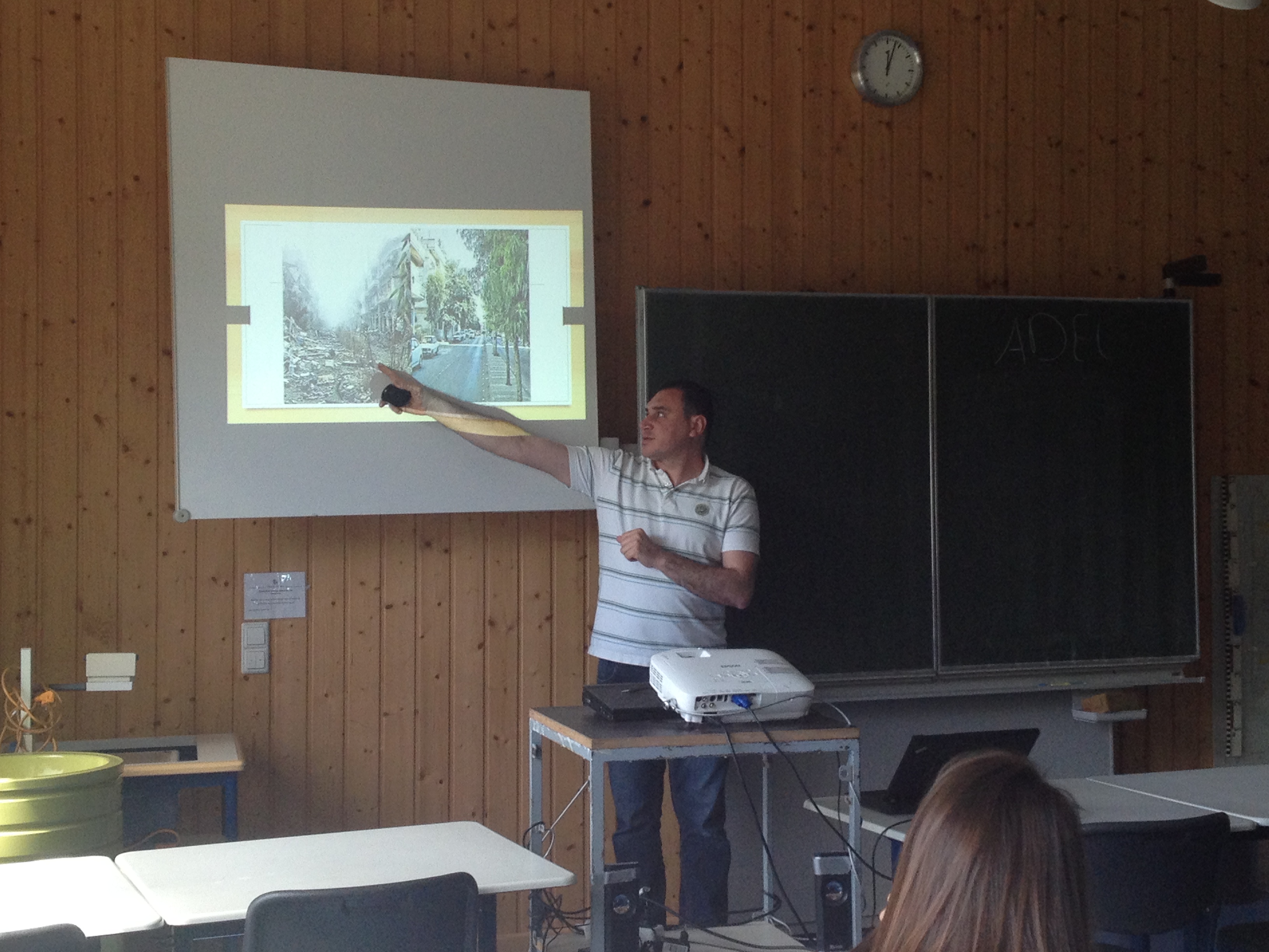 Herr Adel Darouish im Unterricht