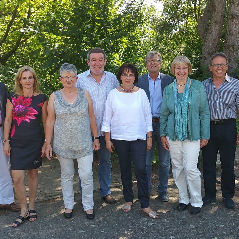 Schulleitung und die sechs Pensionäre