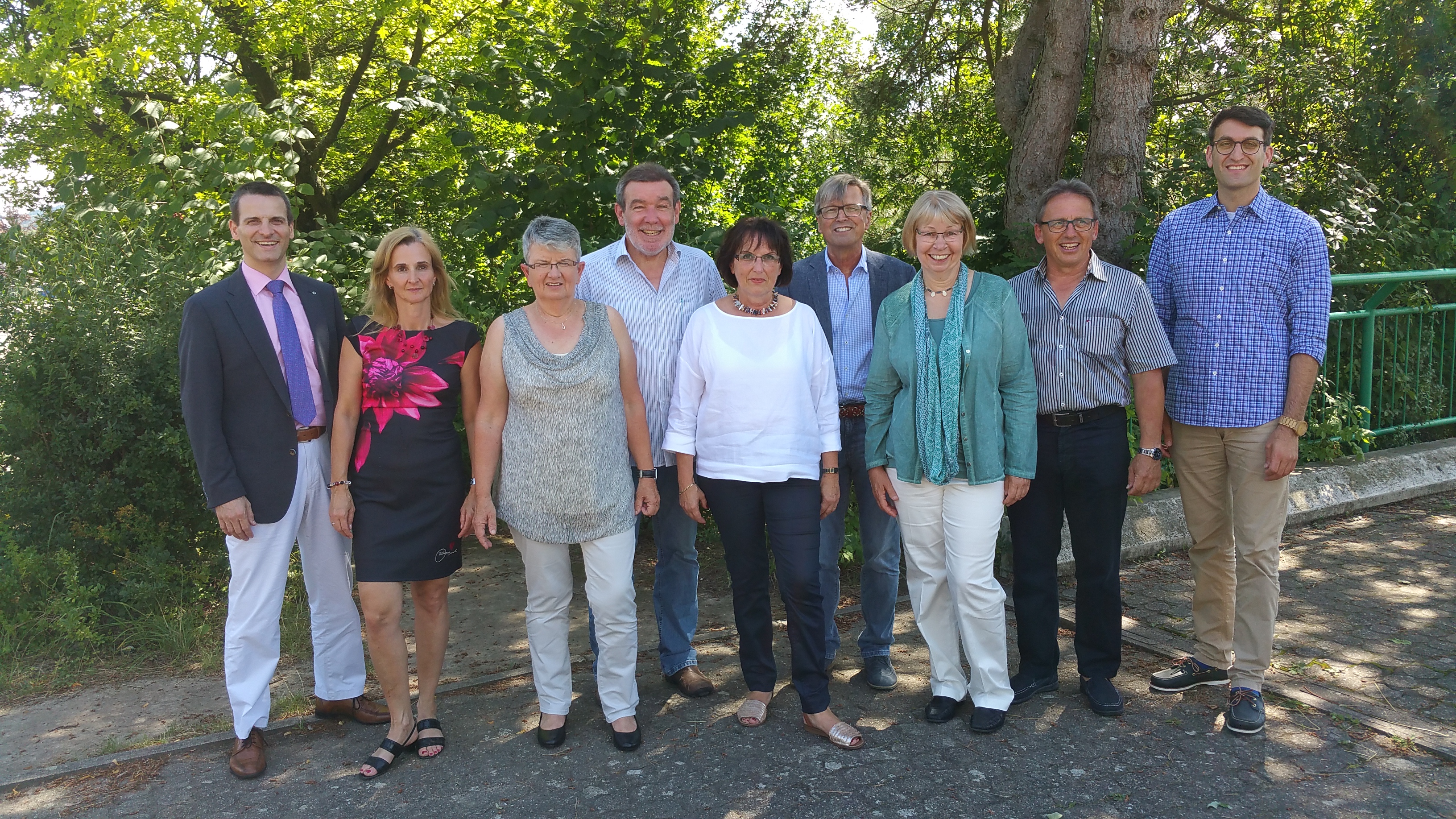 Schulleitung und die sechs Pensionäre