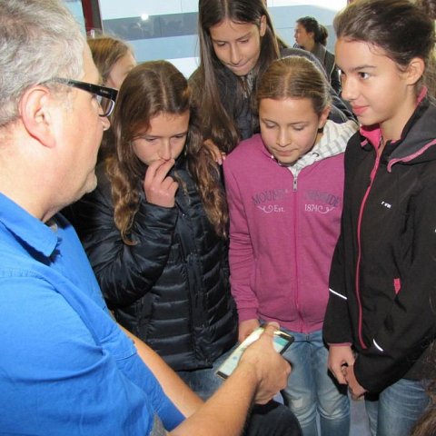 Medienreferent Uli Sailer zeigt interessierten Schülerinnen worauf es am Smartphone zu achten gilt